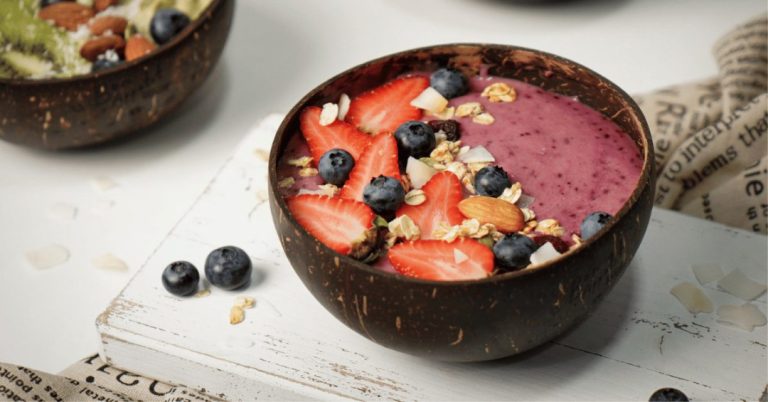 mixed berry and spinach smoothie bowl